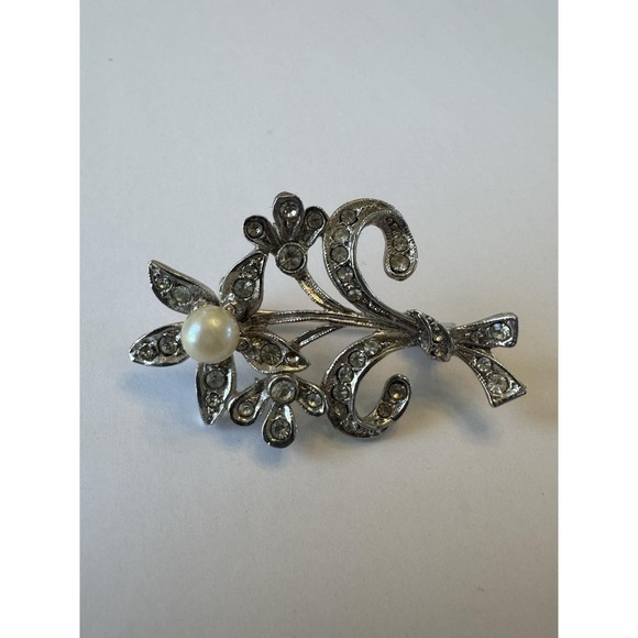 The Unbranded Brand Jewelry - 1940s Flower Marcasite Cultured‎ Pearl Brooches